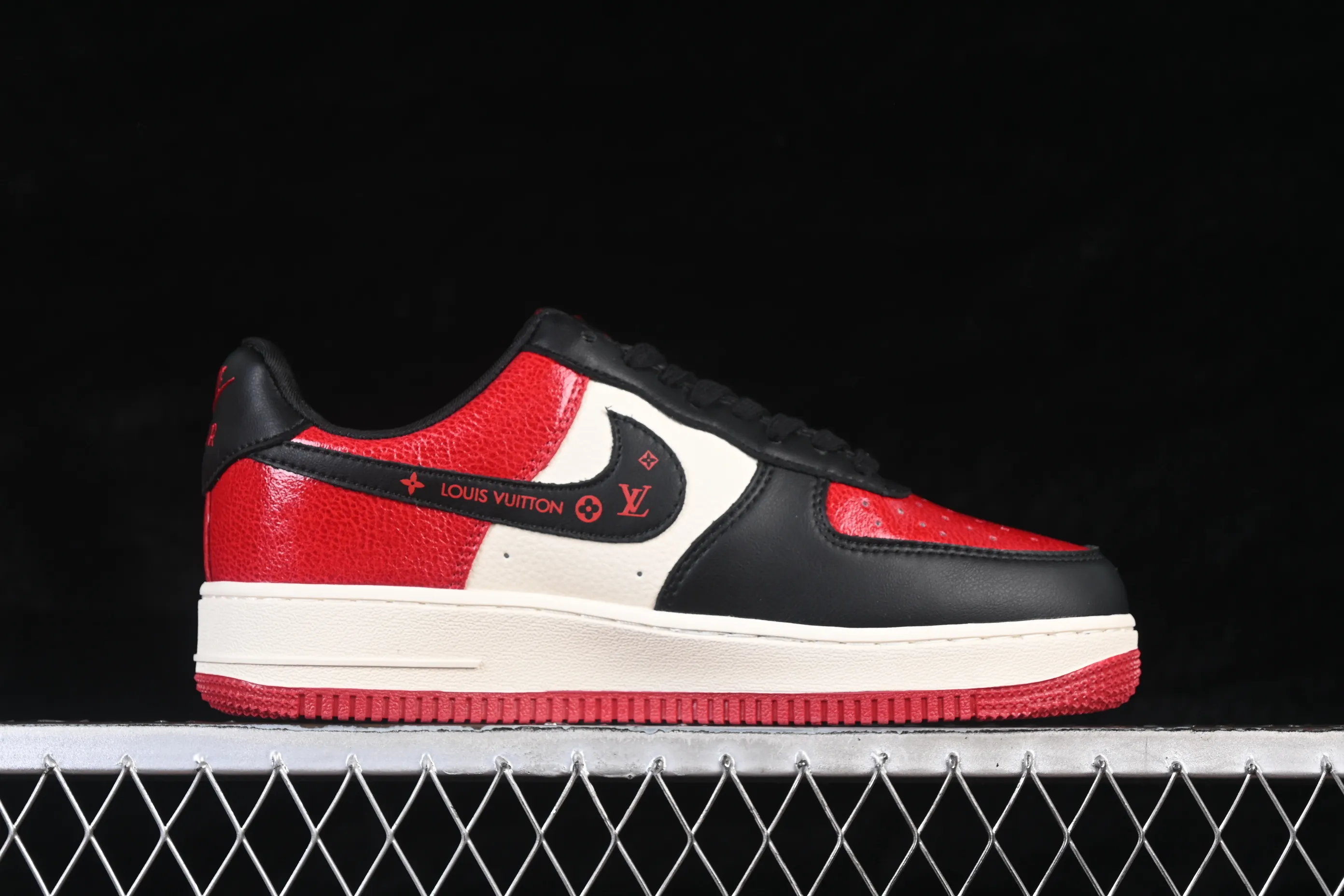 All categories Nk Air Force 1 Air Force series Nk Air Force 1 Low Air Force low-top Nike Air Force 1'07 Low limited edition red and black color matching Air Force 1 low-top casual sneakers KD1688-007